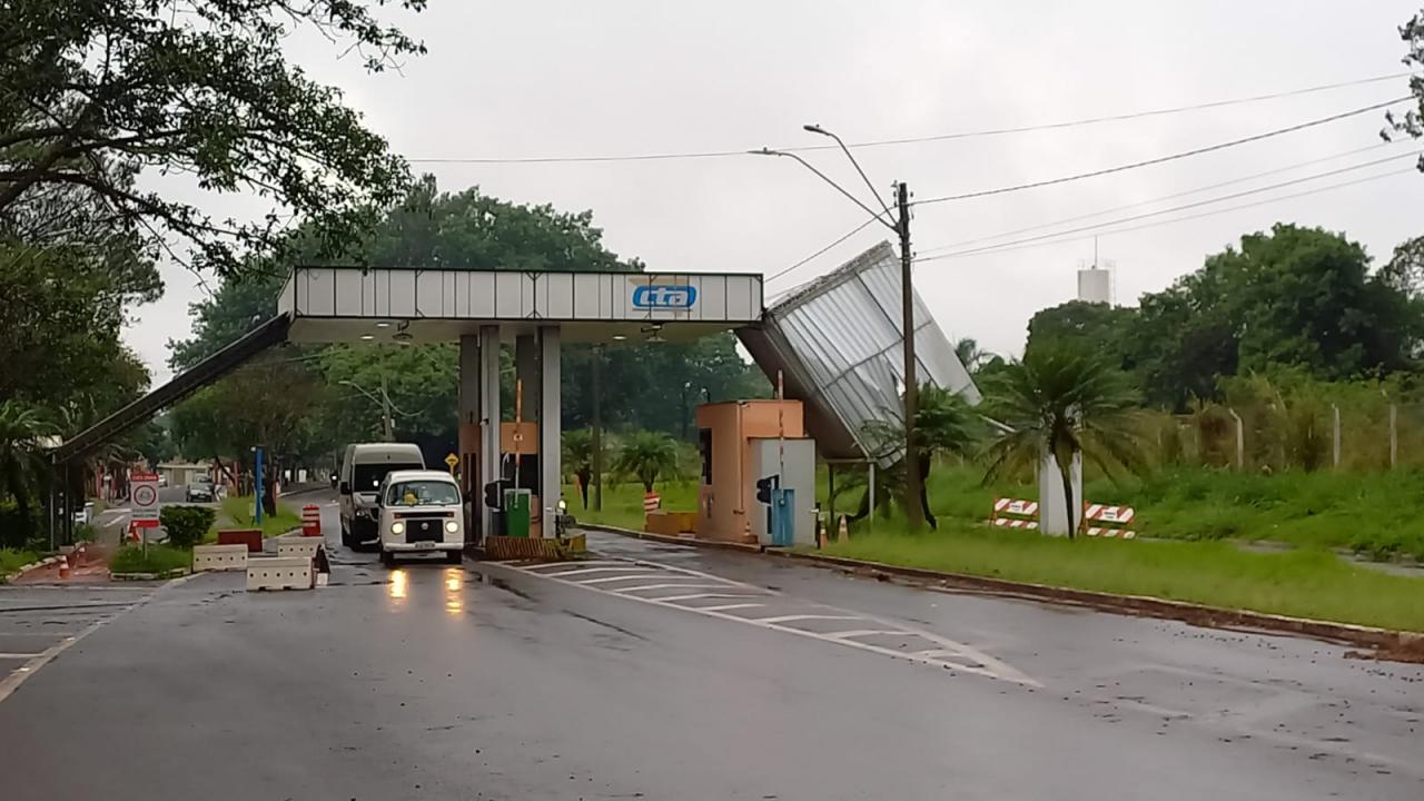 Foto 1 de 3 — Ventos fortes derrubam parte de cobertura do pedágio em Bueno de Andrada